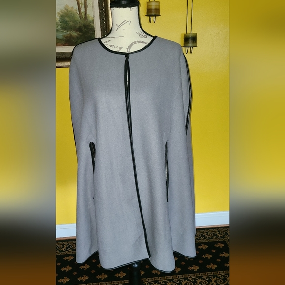 Cape - Picture 4 of 6